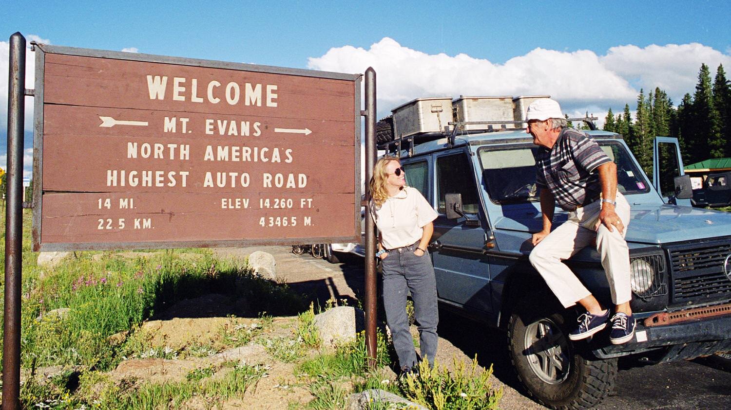   Núi Evans trên Dãy núi Trước mặt của dãy núi Rocky, nằm ở tiểu bang Colorado. Ở đây có đường cho ô-tô cao nhất ở Bắc Mỹ với độ cao hơn 4000m.  