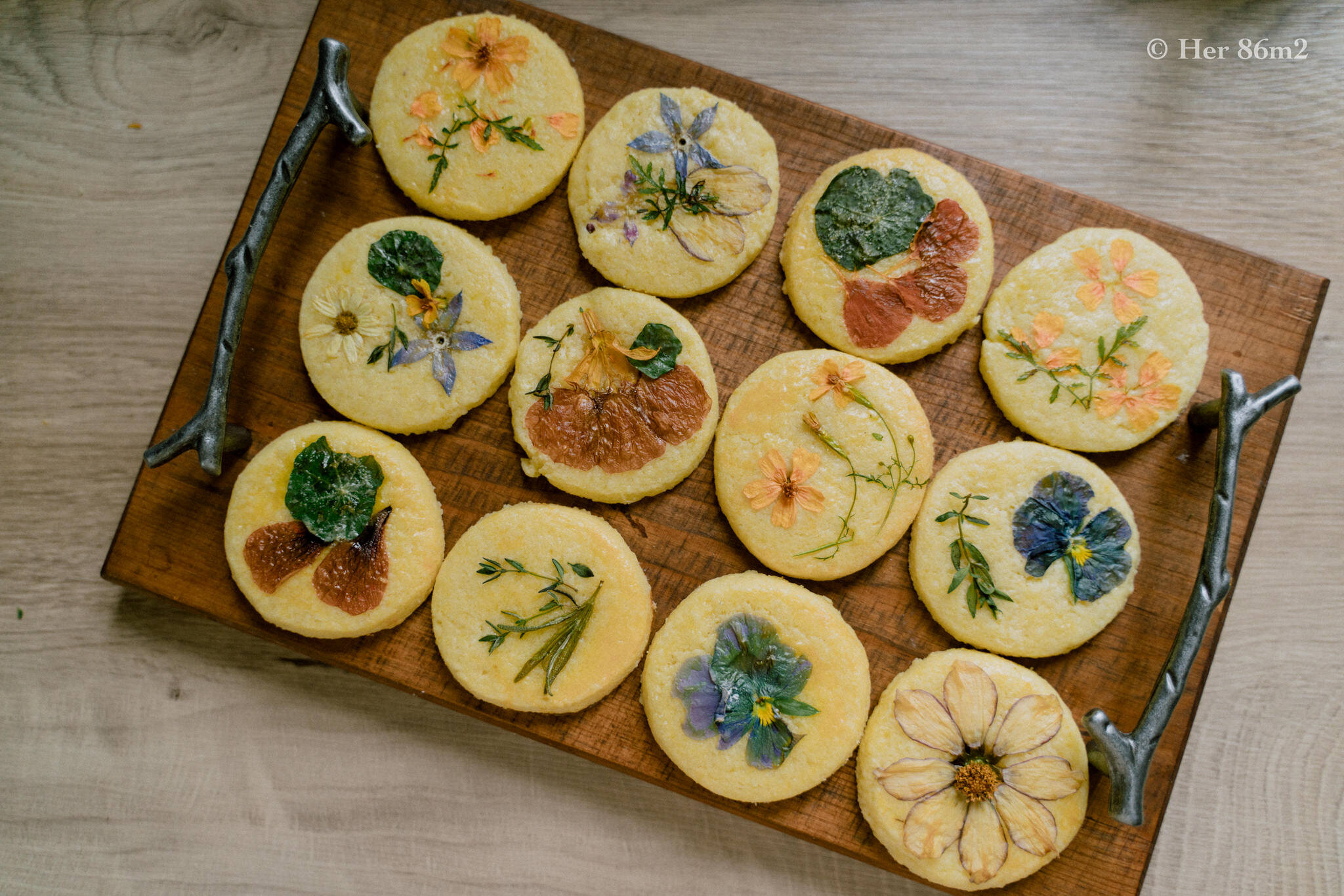 Her 86m2 - Daily Lives in September - Edible Flower Cookies 23.jpg