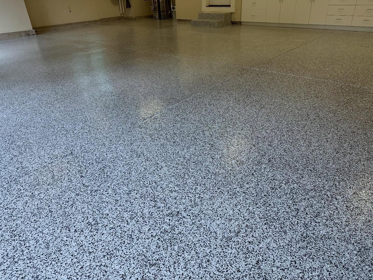 Who doesn&rsquo;t like a classic look and sharp lines?

The Domino blend is a true classic in the industry! Made of the perfect balance for each flake color, it leaves a modern aesthetic that isn&rsquo;t too bright or too dark, accentuating the versa