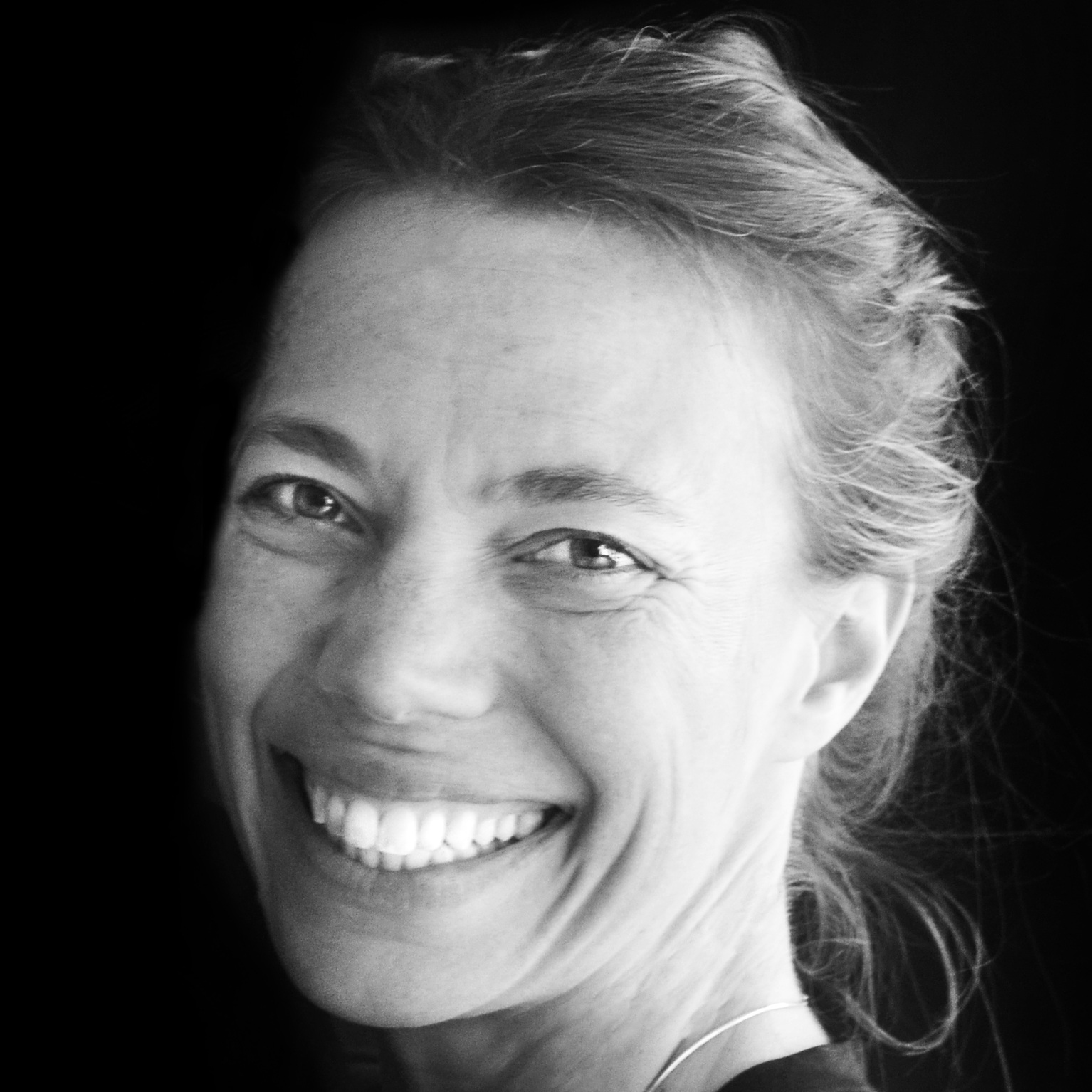 Elissa+Arnheim+headshot+bw.jpg