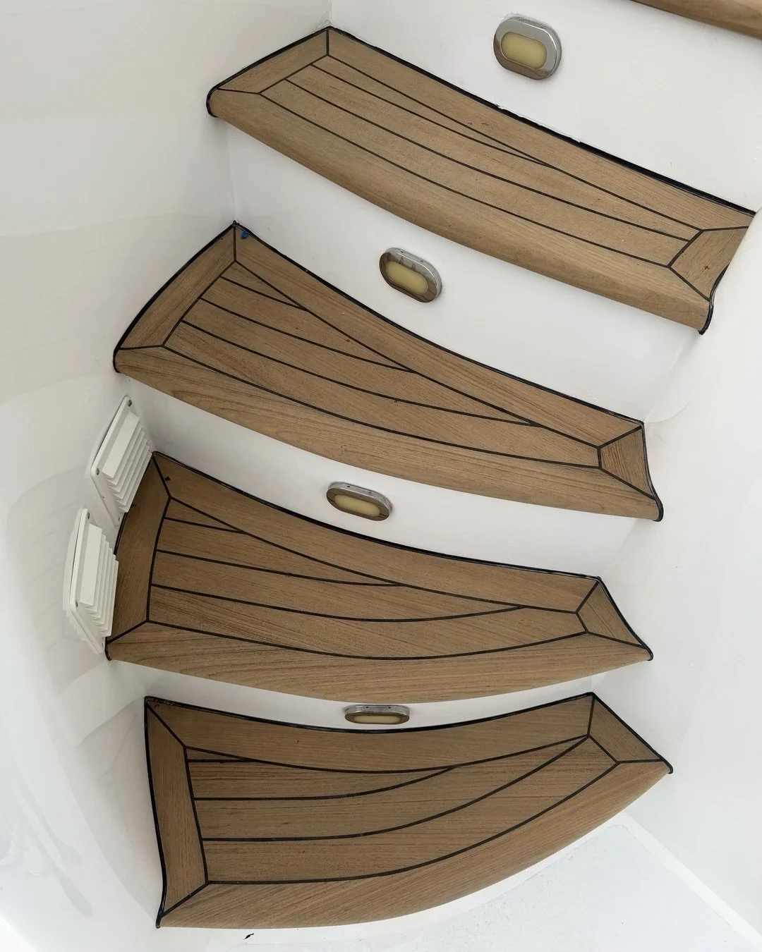 Swipe for the before. 👉 Port and starboard swim platform steps, sanded vs. not yet touched.

This week: seams routed and re-caulked, then a full dustless sand-out. Still working through the rest of the decks.

#GetSanded #teakdeck #sandout #yachtcre
