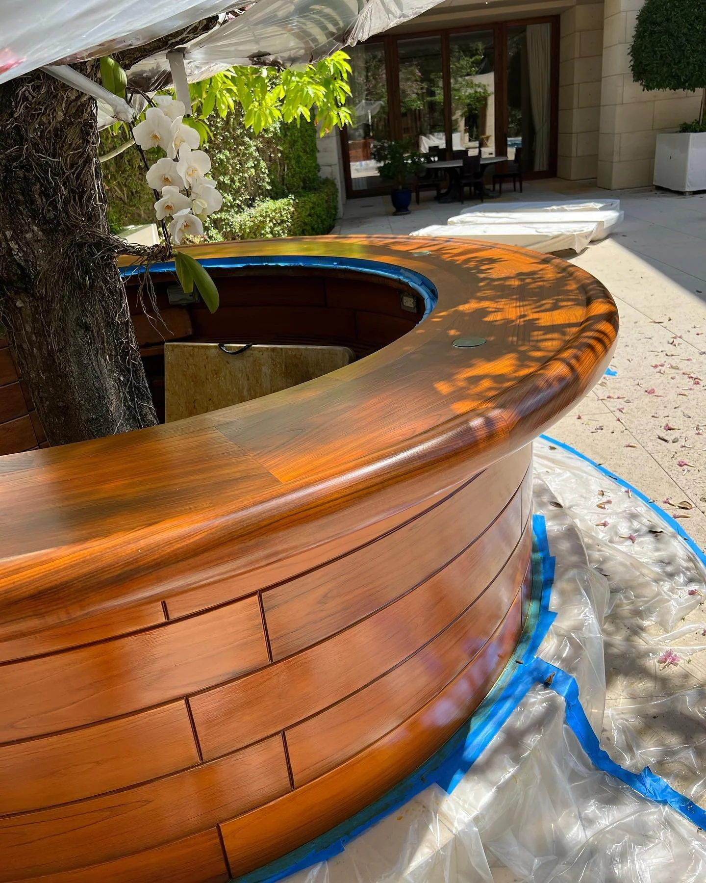 Outdoor bar fully refinished 🧤💫✅😎 SWIPE ➡️ to see more, before&rsquo;s, and during 🍸🍹⏱ #woodrefinishing #exotichardwood #teamteakworks