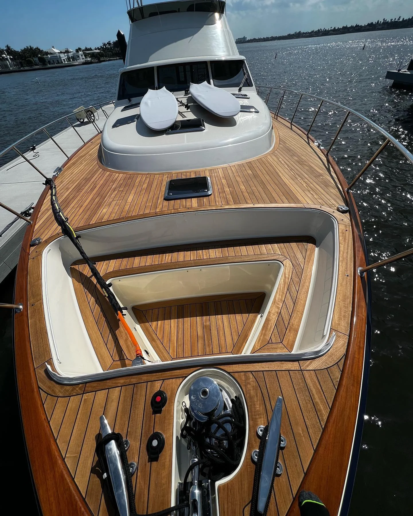 @palmbeach.motoryachts 70&rsquo; with a full deck service ✅ Now that&rsquo;s how it&rsquo;s done! Crew did a great job on this one! 🧤💫 SWIPE ➡️ to see the before&rsquo;s 🛥 #teamteakworks