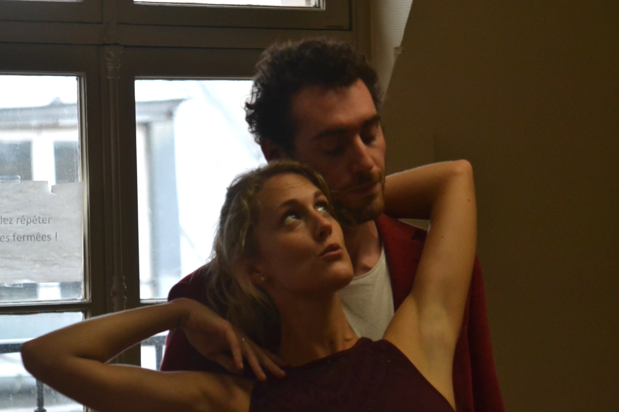 Emily Guernsey & Joshua Stretton répètes les roles de Helena & Demetrius de Le songe d’une nuit d’été
