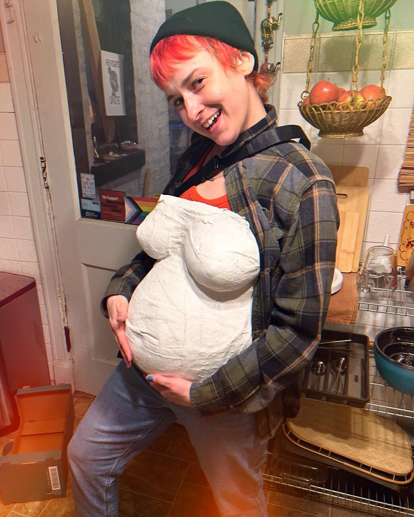 ~Pic of me finding my belly cast from 13 (!!!!) years ago to appease the algorithm gods~ 

The dates posted here (swipe) will be the last times I have consistent availability for postpartum/childcare/household support for the next year as I take a li