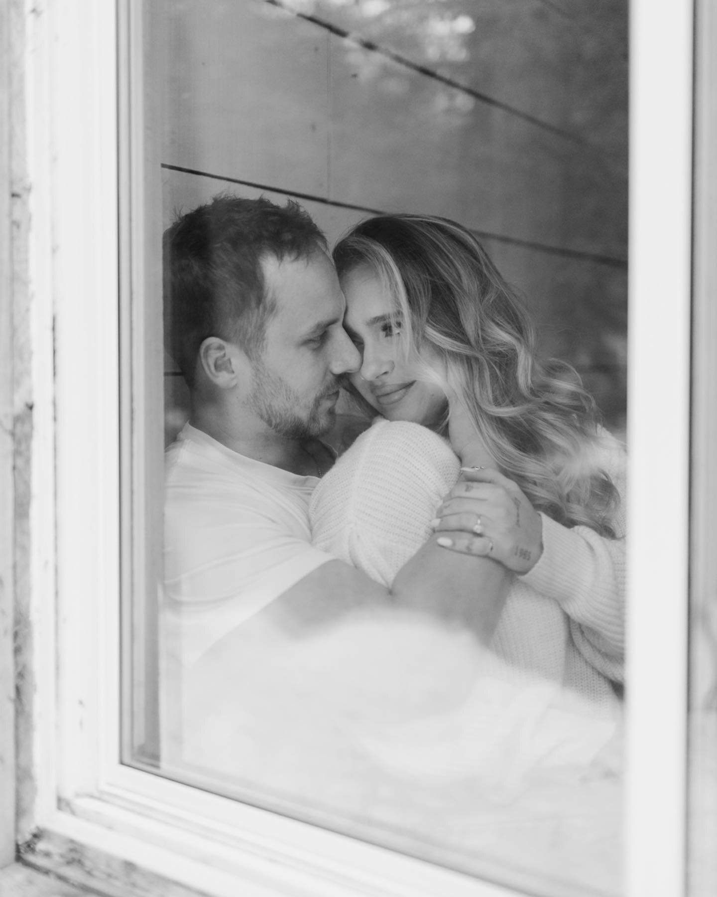 A few favourites from my time with Sarah + Rudy&rsquo;s in a cozy cabin in the woods 

#authenticlovemag #engagementphotos #engagementphotos #torontoweddingphotographer #torontowedding #ontarioweddingphotographer #cottagewedding #cottagecore #airbnb 