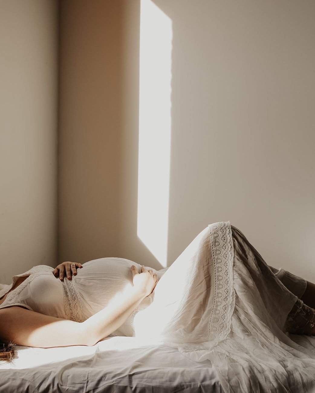 The light. The bump. The realness.

Maternity sessions are so beautiful! 

DM me if you are expecting and let&rsquo;s capture this special time in your life 

#winnipegphotographer #winnipegphotography #winnipegstylist #prettylittlething #makeupslaya
