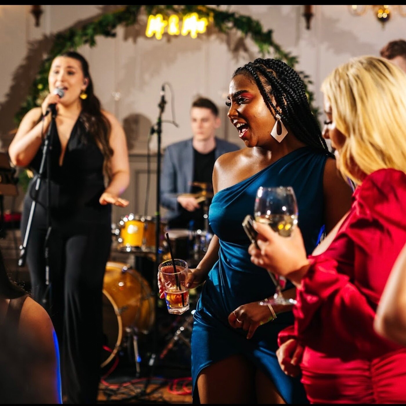 That Friday feeling. The Live Notes 5-piece band keeping the crowd on their feet.
.
.
.
.
.
 #weddingmusic #partyplanner #eventplanning #corporateevents #eventing #coverband #weddingplanning #weddingcollection #weddingdj #weddingday #weddingentertain