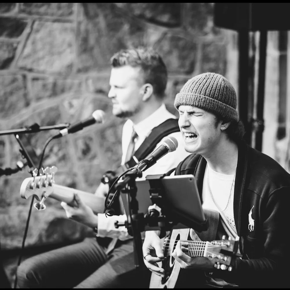 The Live Notes acoustic duo performing