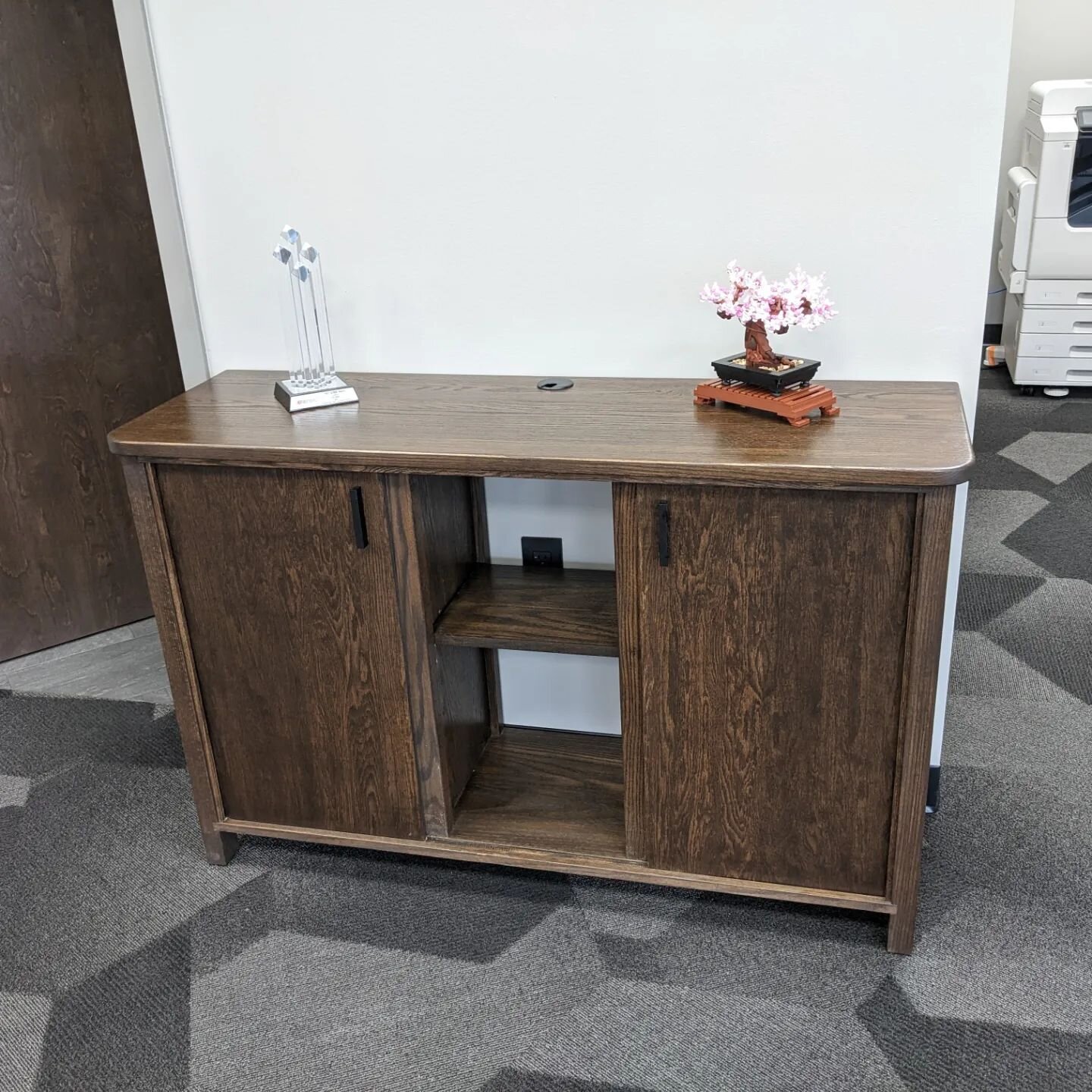 A few recent cabinets for a local business.

Simple design with a minimum of hardware.

#cabinets
#slidingdoors
#custommade 
#woodworking