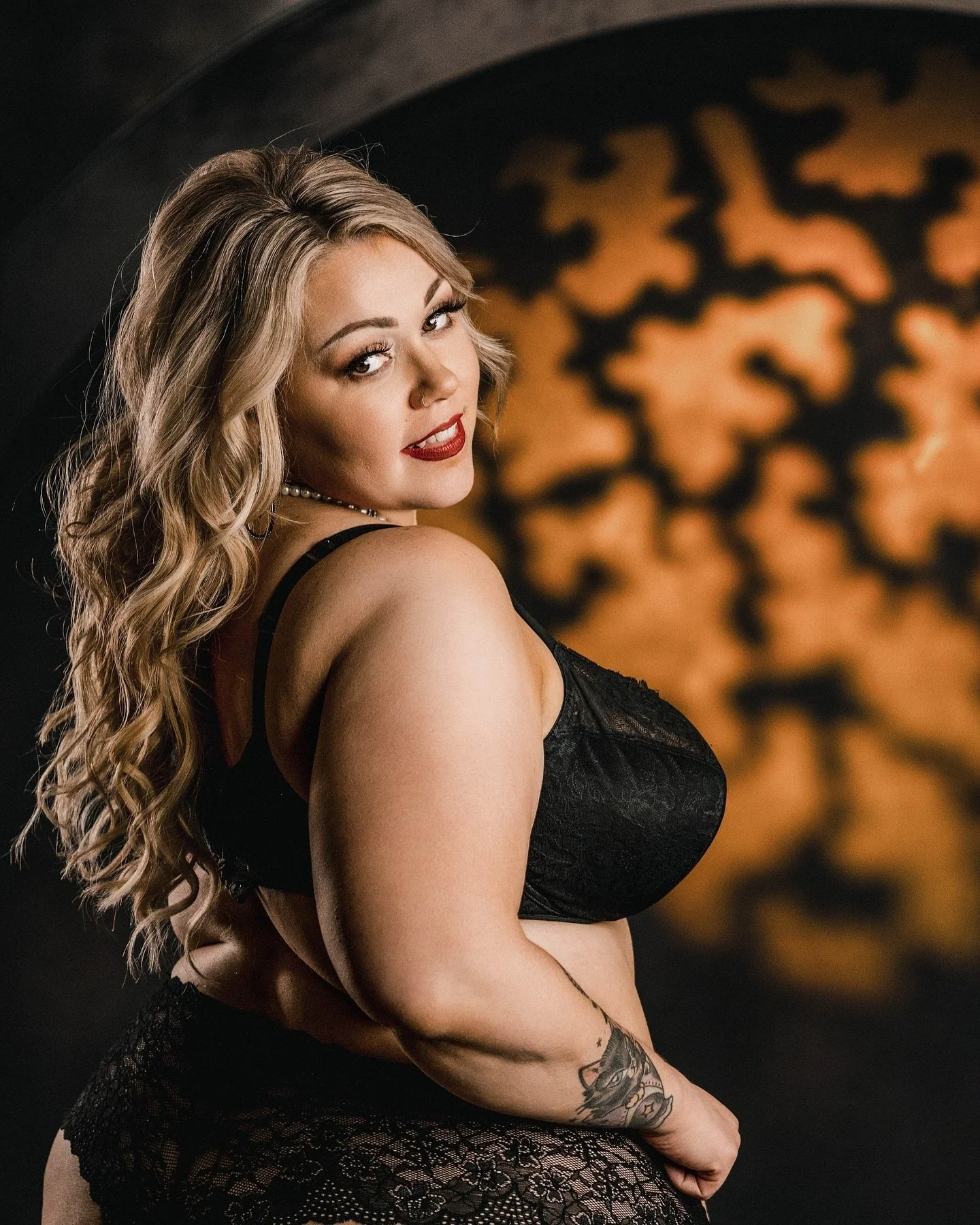 🖤🔥 this look with Liv! 

@jennyelainephotography 📸
@homespunheartprops 🪽