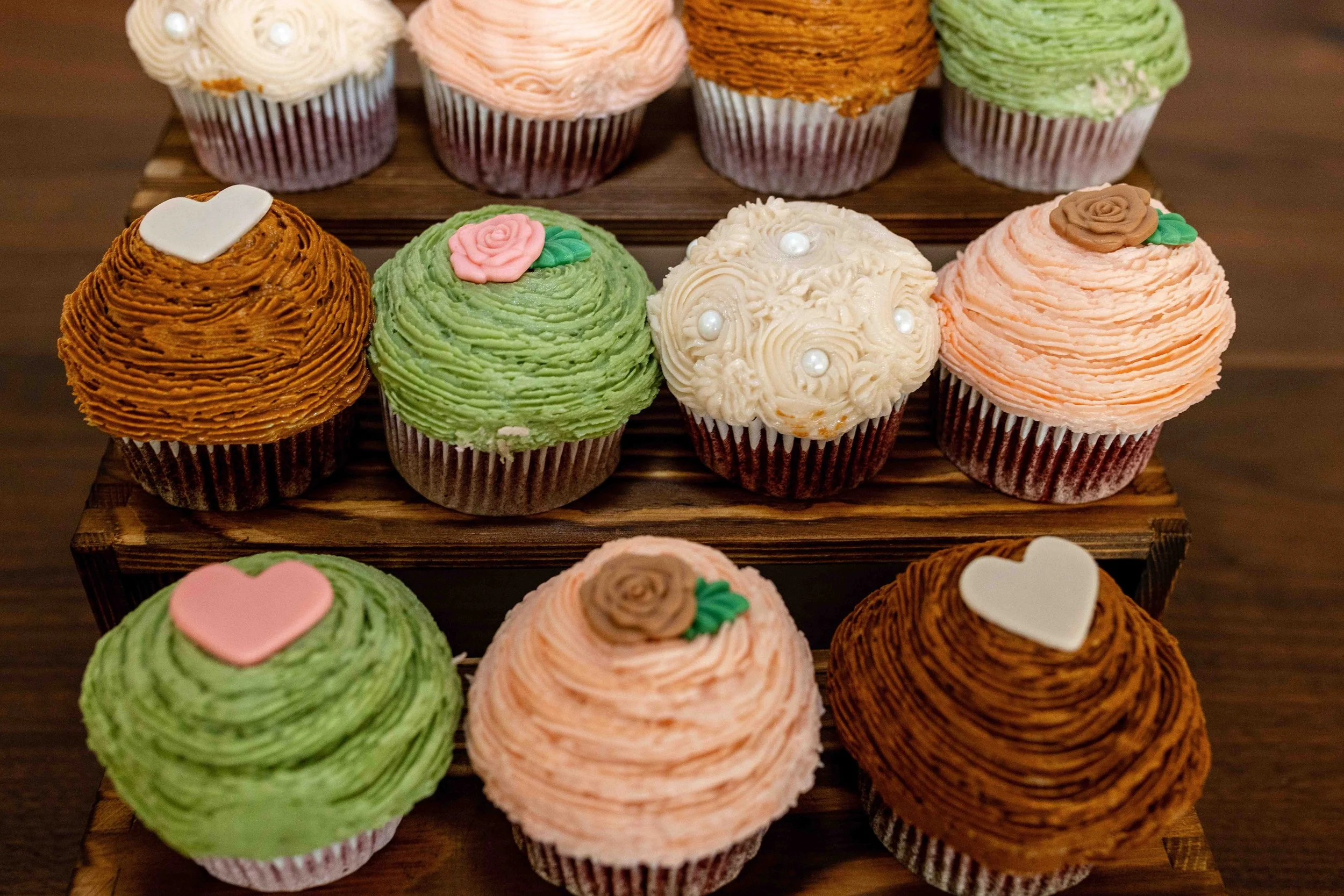 The breathtaking wedding cupcakes, beautifully designed by Lynette McDonald