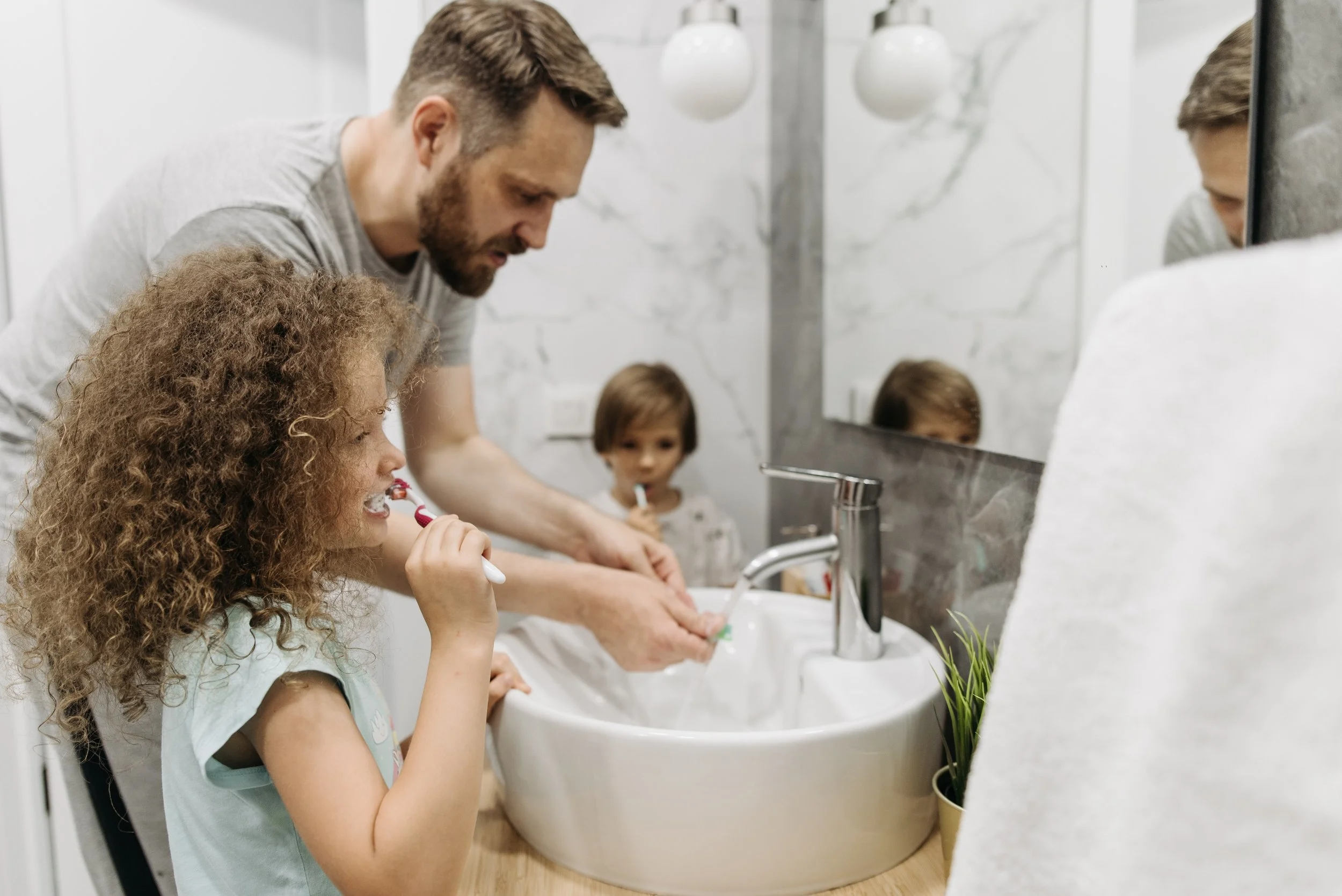 How to Brush Your Teeth the Right Way