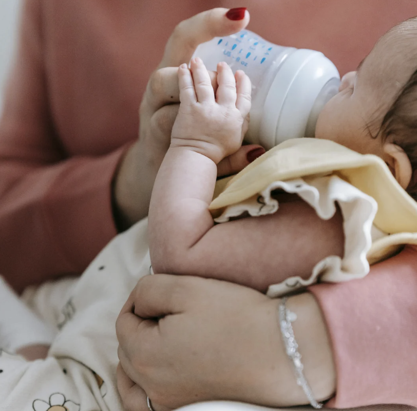 Introducing a Bottle to Your Breastfed Baby—When, Why, and How to Do It Gently