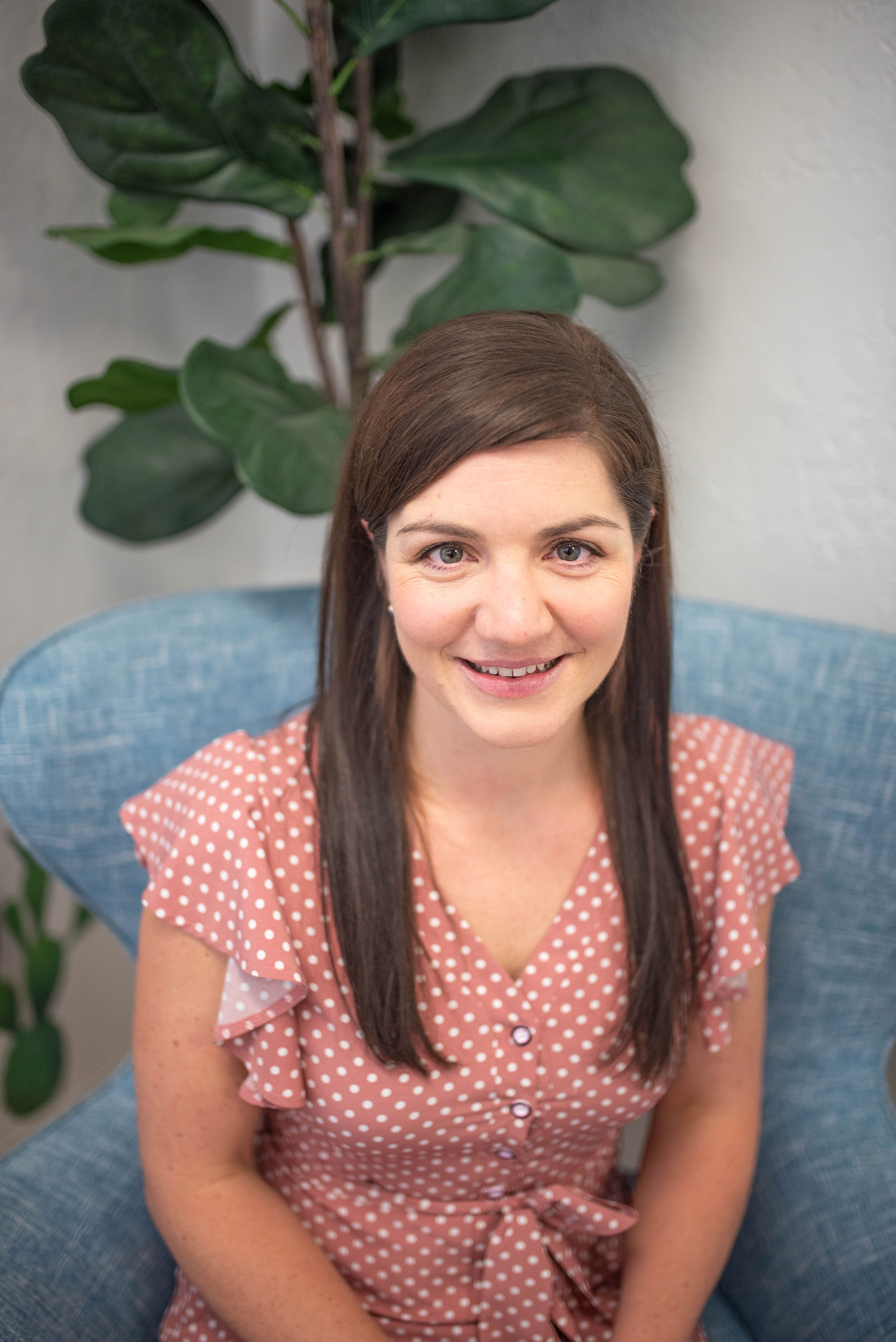 Sanni, an experienced lactation consultant (IBCLC) and registered nurse (RN), offering expert breastfeeding support outdoors in a natural setting.