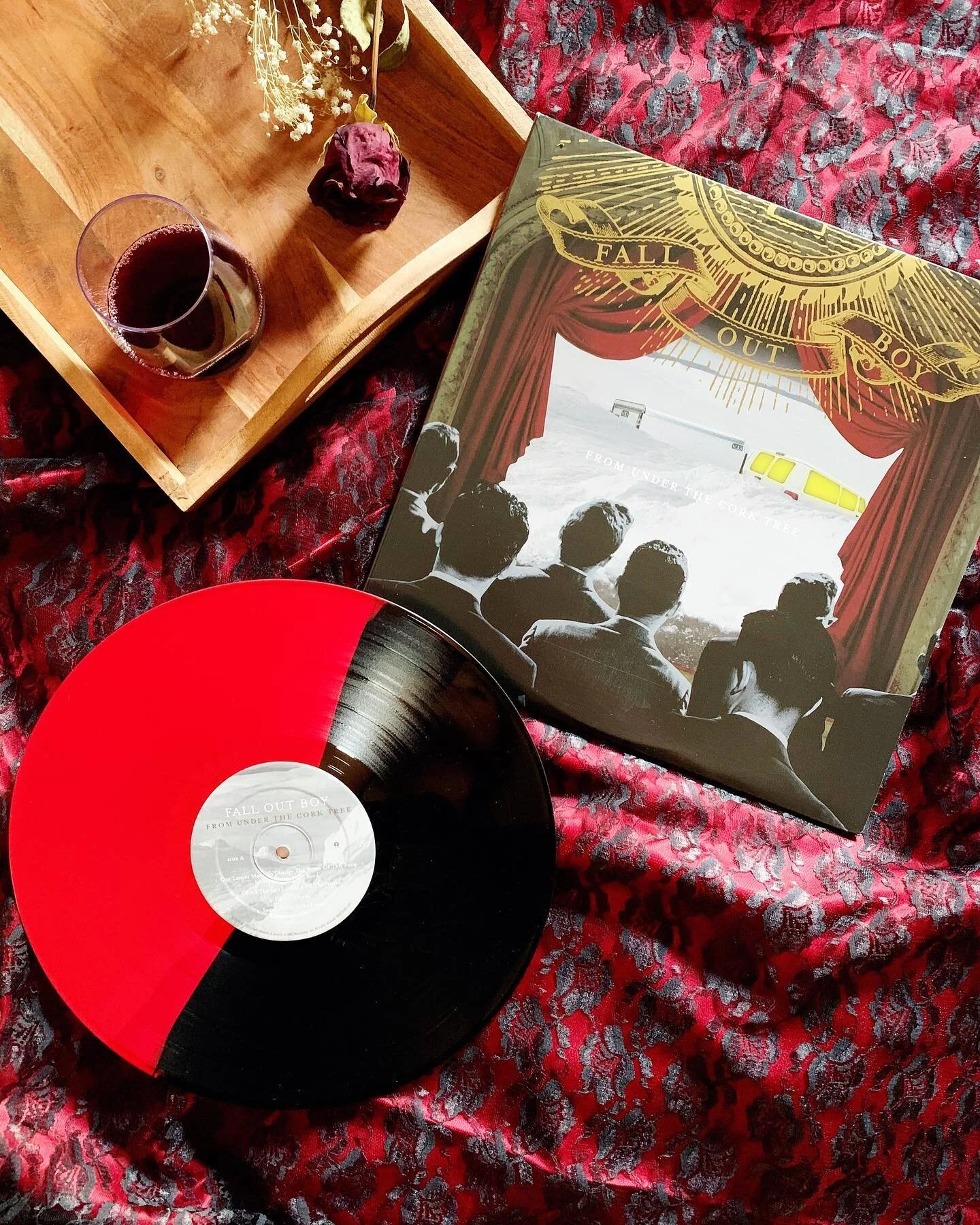 Fall Out Boy - From Under The Cork Tree
.
.
Just saw that it&rsquo;s Concussion Edition for today&rsquo;s #2000stuesday by @meeseeks_vinyl, hope everything&rsquo;s okay 🤕🤕 
.
.
I&rsquo;m in kind of a Fall Out Boy mood, I&rsquo;ve been super irritab