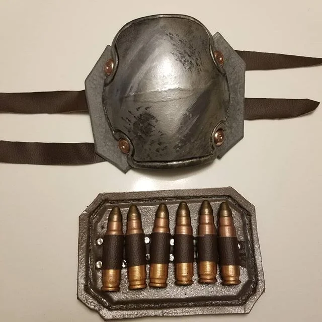 The last bits I needed to finish for my McCree cosplay are finally done! The knee armor plate is 3dprinted and detailed with spray paint and acrylic weathering. The ammo belt is made from eva foam and 3d printed bullets.

#3dprintedprops #3dprintedpr
