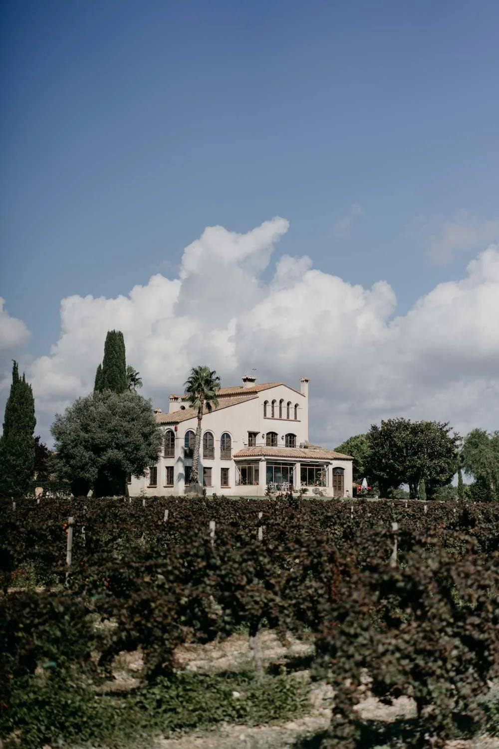 Fotograf de boda a la facana principal de L'Orangerie de Clos Barenys a Tarragona.