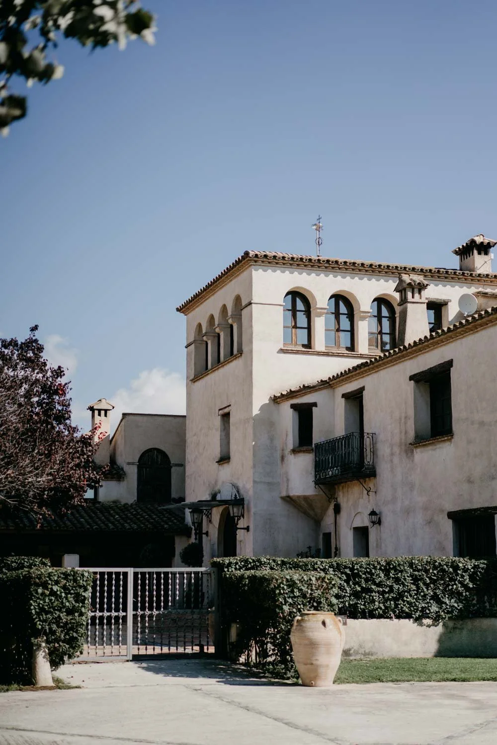 Vista panoramica de la finca de bodas Orangerie envoltada de vinyes a Tarragona.
