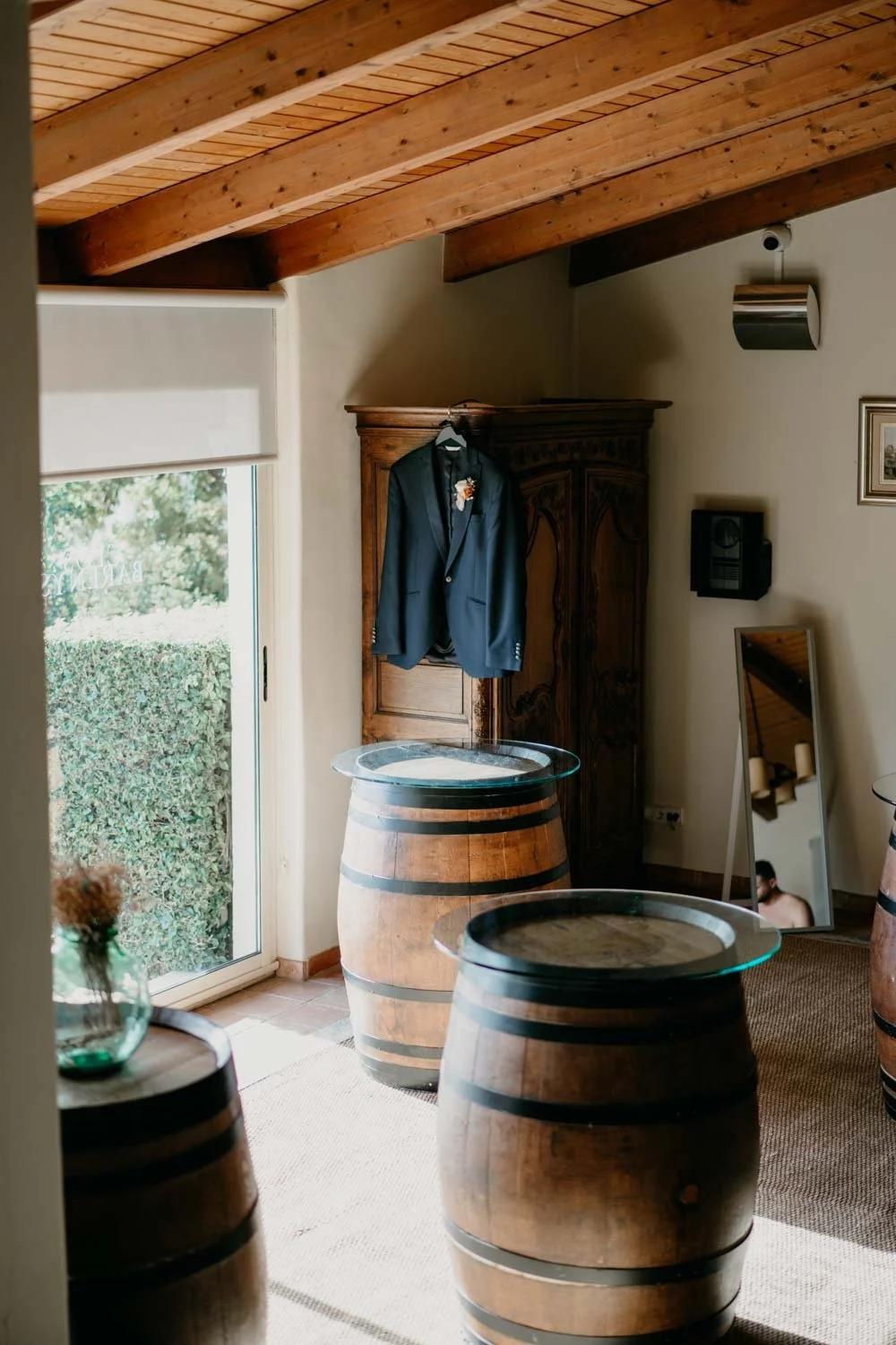 Vestit de nuvi penjat a l'habitacio de la suite nupcial de L'Orangerie.