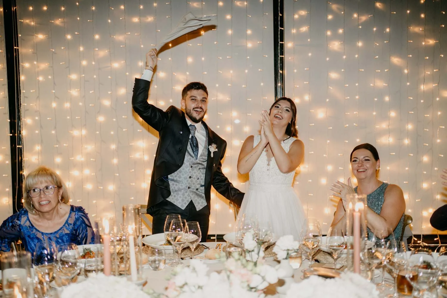 Nuvis celebrant i brindant amb els convidats durant el banquet de boda a l'Orangerie