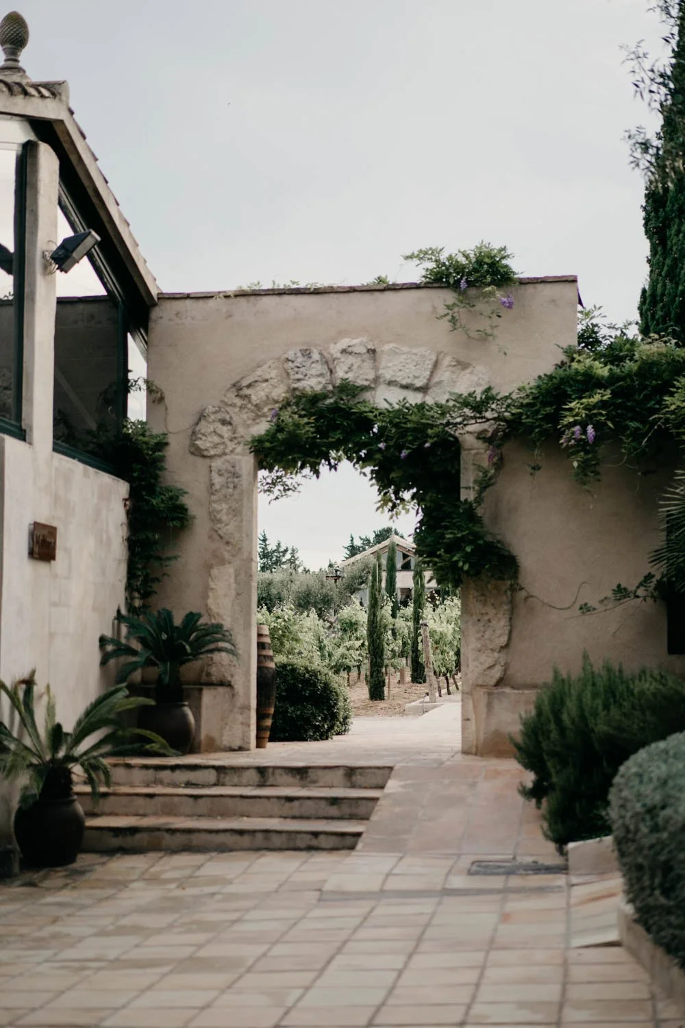 Detall arquitectonic i jardi mediterrani gravat per videograf de bodas a Orangerie Vila-seca.