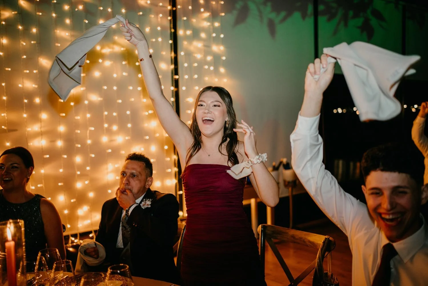Convidats de boda celebrant amb mocadors a l'aire al banquet de l'Orangerie, fotografia de moments reals.