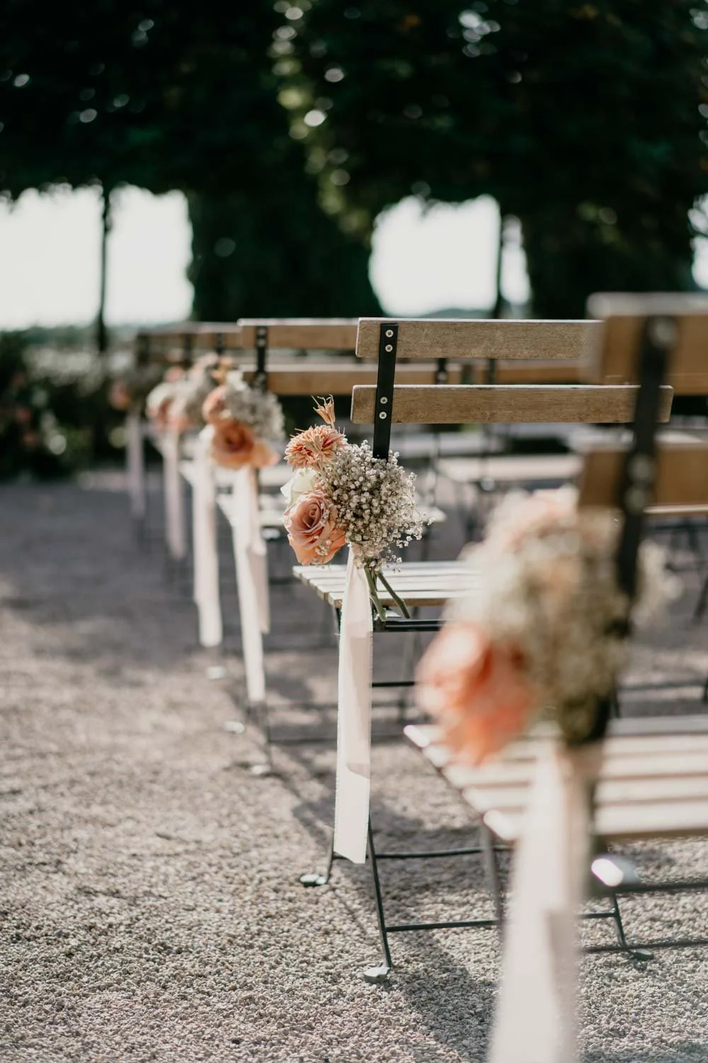 Detall decoració floral cadires cerimònia exterior boda l'Orangerie, fotografia de detalls romàntics