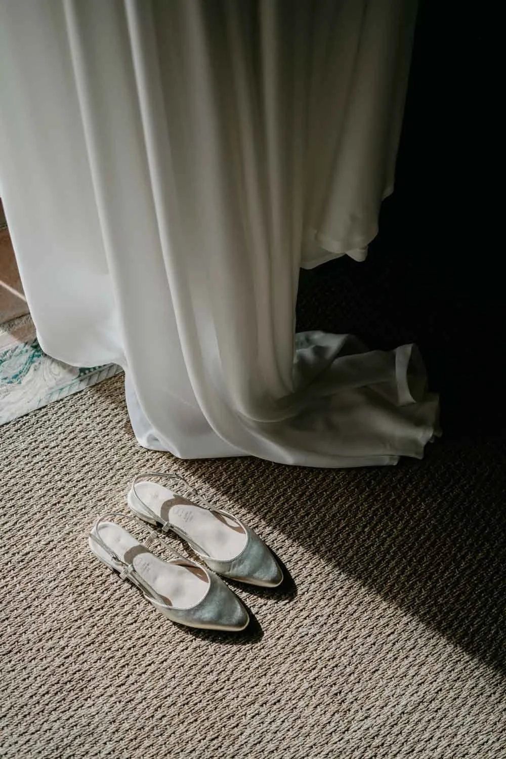 Vestit de nuvia penjat a l'habitacio de la suite nupcial de L'Orangerie.