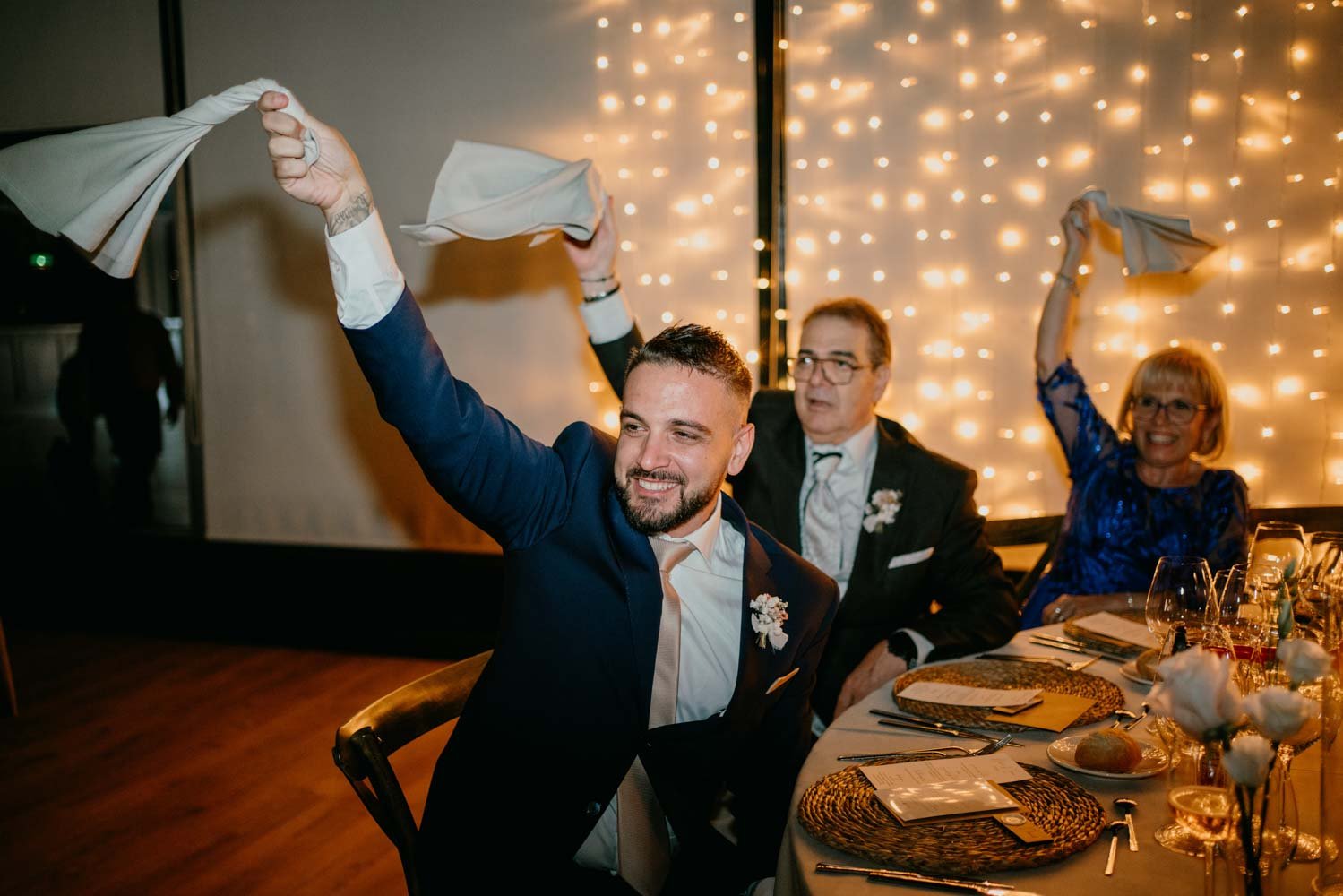 Convidats de boda celebrant amb mocadors a l'aire al banquet de l'Orangerie, fotografia de moments naturals.
