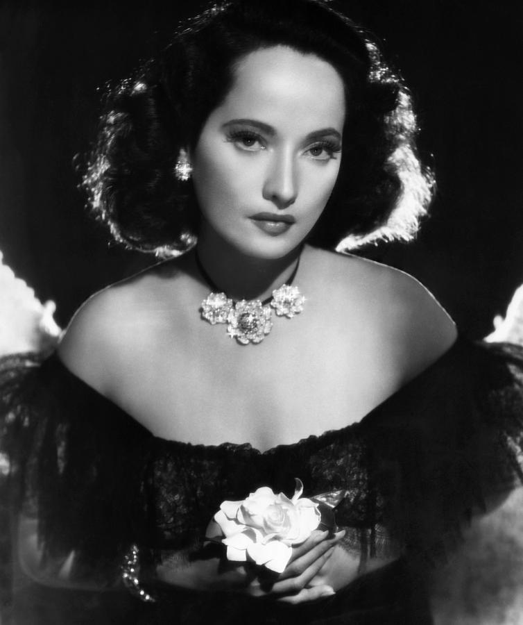    Above: The beautiful Merle Oberon, wearing Cartier pins, clipped to a necklace.   