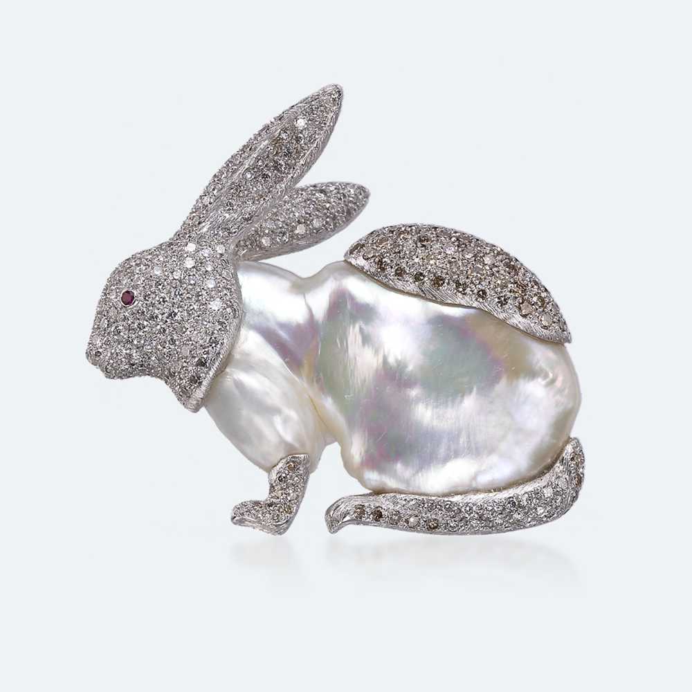 A piece of high jewellery from the Animalier collection of today's Buccellati brand: A rabbit brooch made of white gold, pearls, diamonds, fancy brown diamonds and rubies.