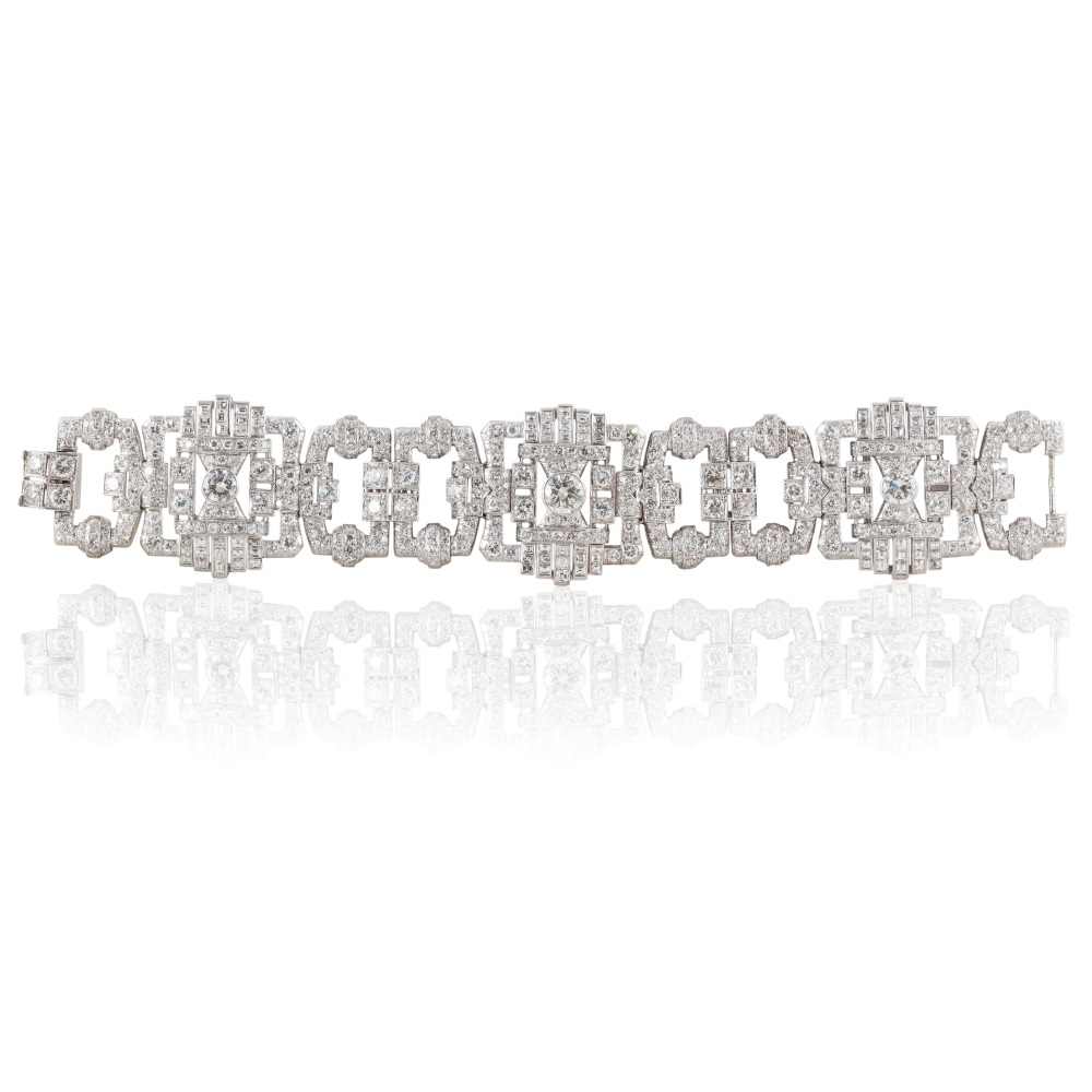 A DIAMOND BRACELET MOUNTED IN 18K WHITE GOLD  