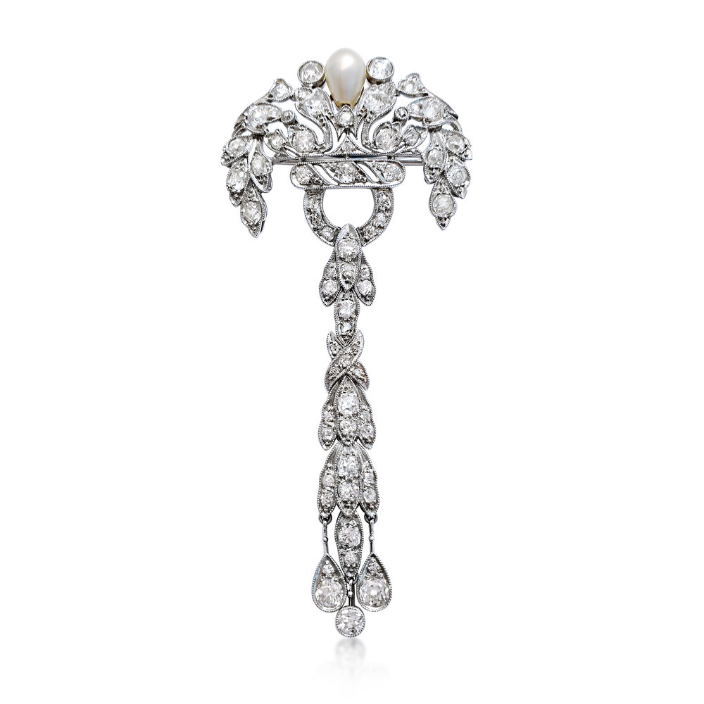 AN EDWARDIAN DIAMOND, PEARL AND PLATINUM TASSEL BROOCH  