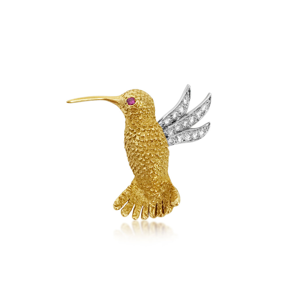 AN 18K YELLOW GOLD AND DIAMOND HUMMINGBIRD BROOCH - SOLD