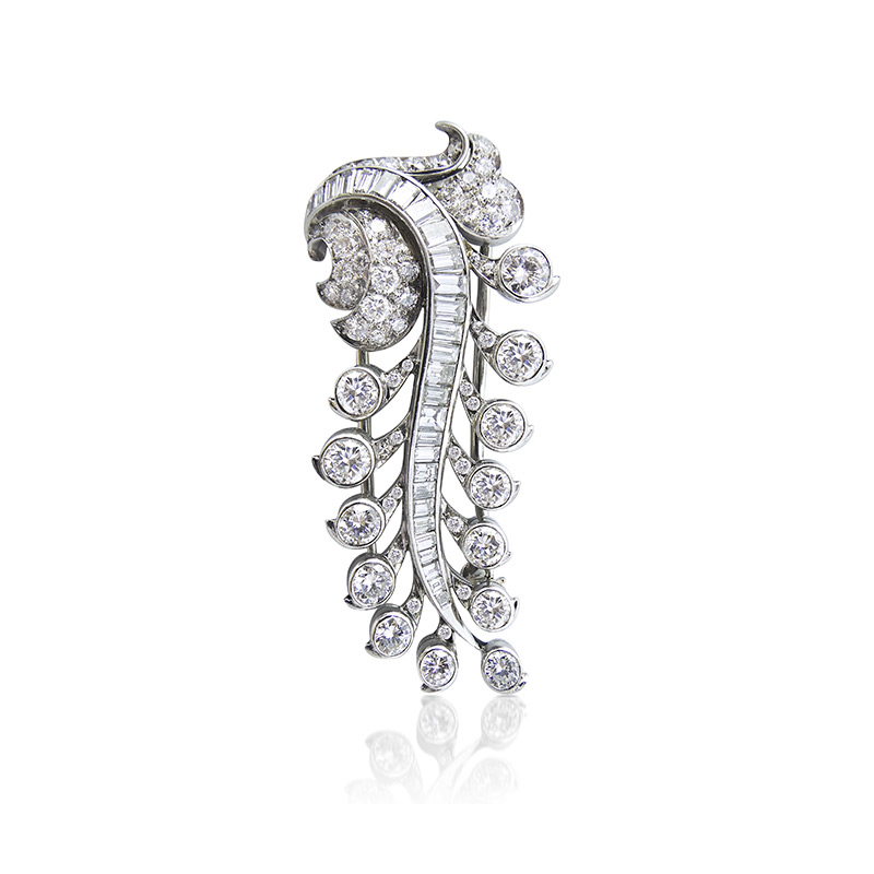 A RETRO DIAMOND CLIP BROOCH, BY VAN CLEEF &amp; ARPELS, CIRCA 1940'S - SOLD