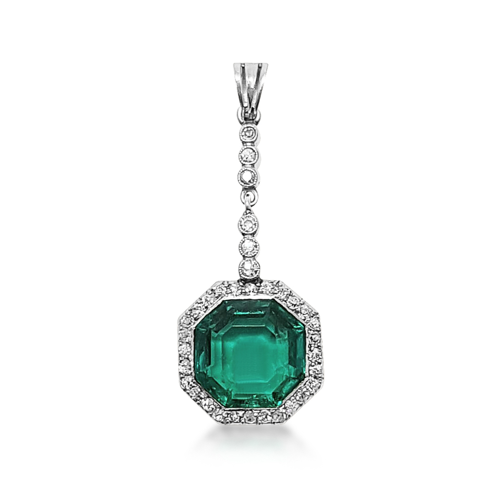 AN EMERALD PENDANT 