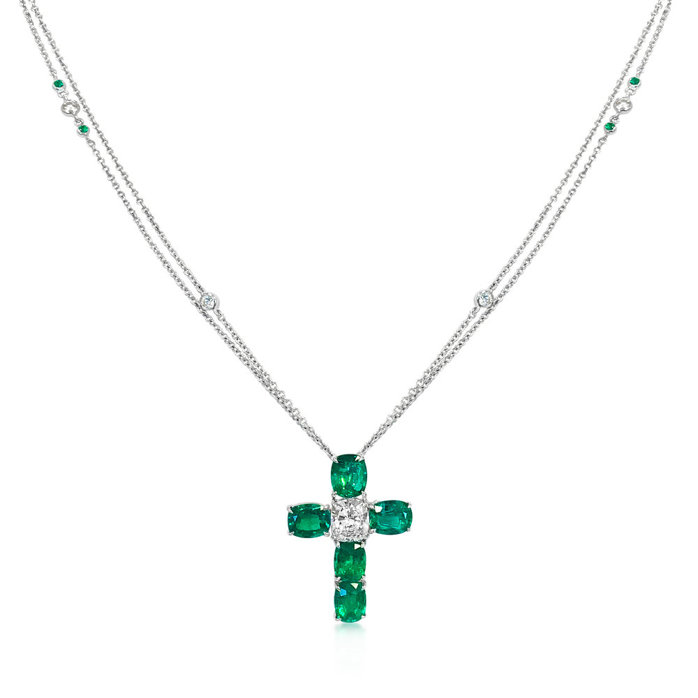AN 18K EMERALD DIAMOND CROSS PENDANT  