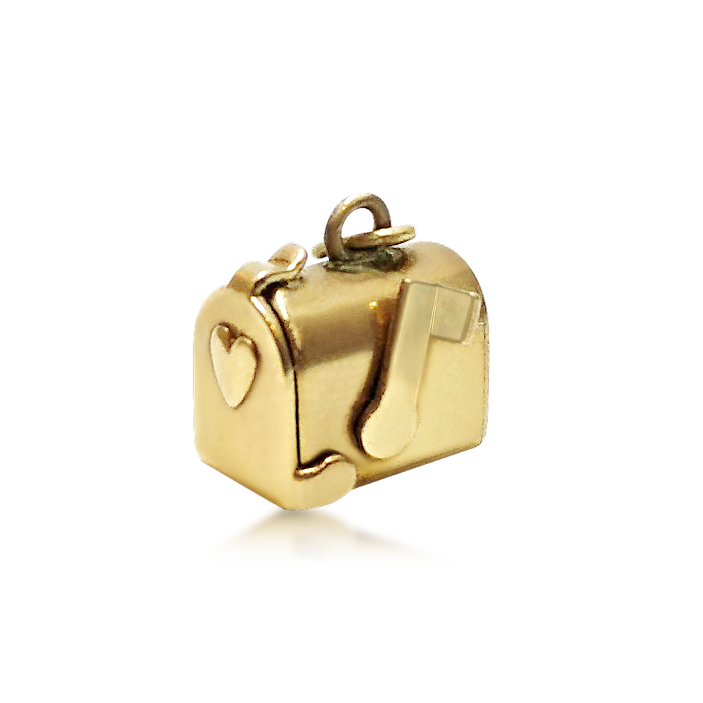 AN ART DECO 'LETTERBOX' GOLD CHARM, CIRCA 1940S