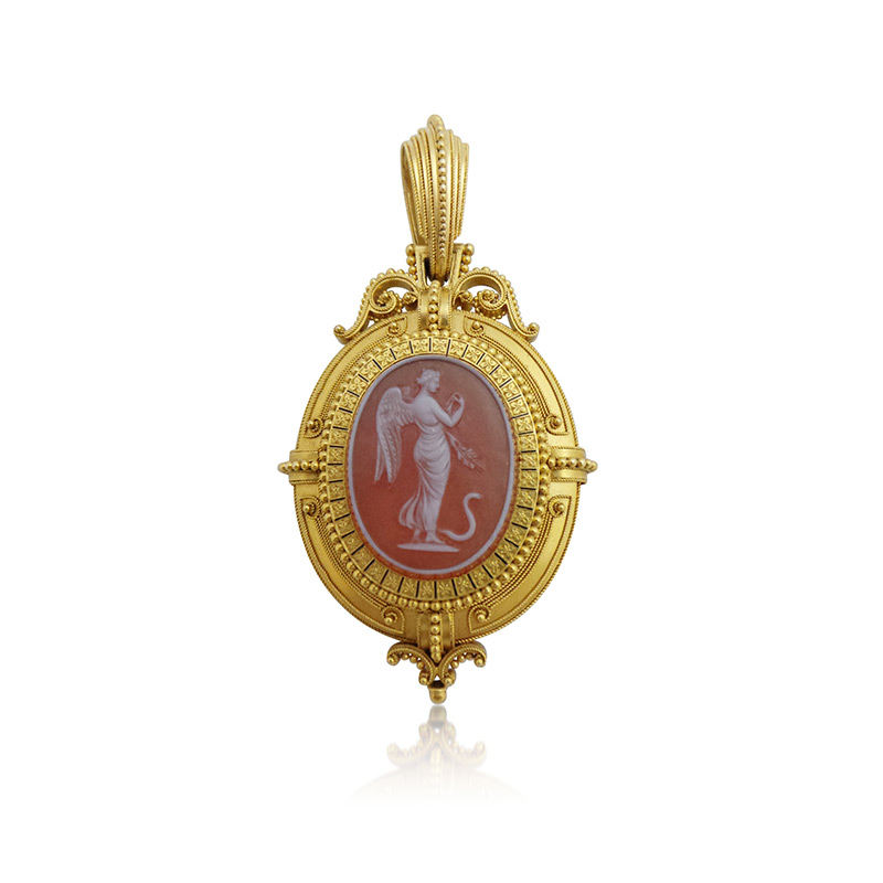 AN ANTIQUE ETRUSCAN REVIVAL GOLD AND HARDSTONE CAMEO PENDANT LOCKET, CIRCA 1860