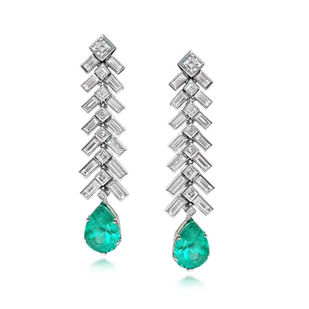 EA177%3A190418+Bauette+diamond+and+pea+shaped+emerald+ear+pendants+c+1950.jpg