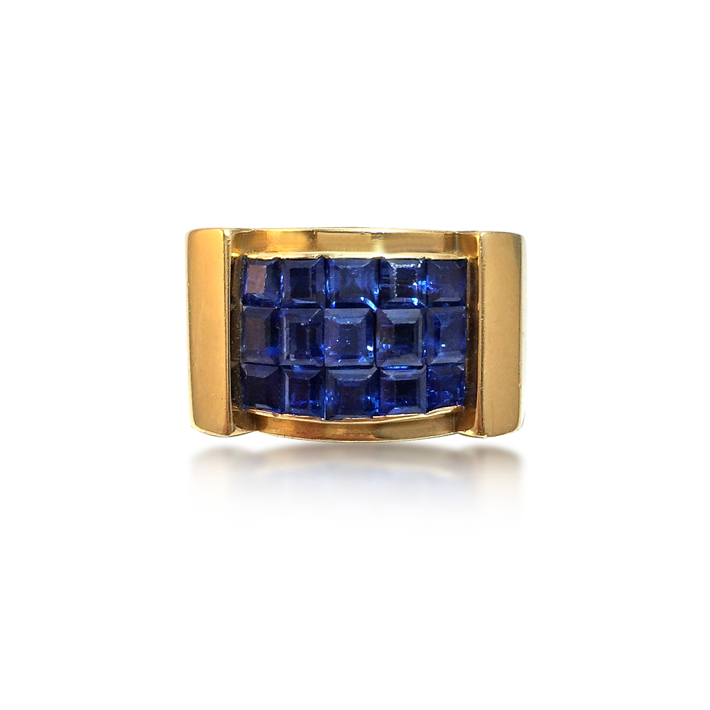 A RETRO INVISIBLY SET SAPPHIRE RING IN 18K GOLD, BY RENE BOIVIN, CIRCA 1940