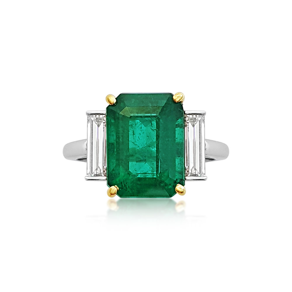 AN EMERALD AND DIAMOND RING  