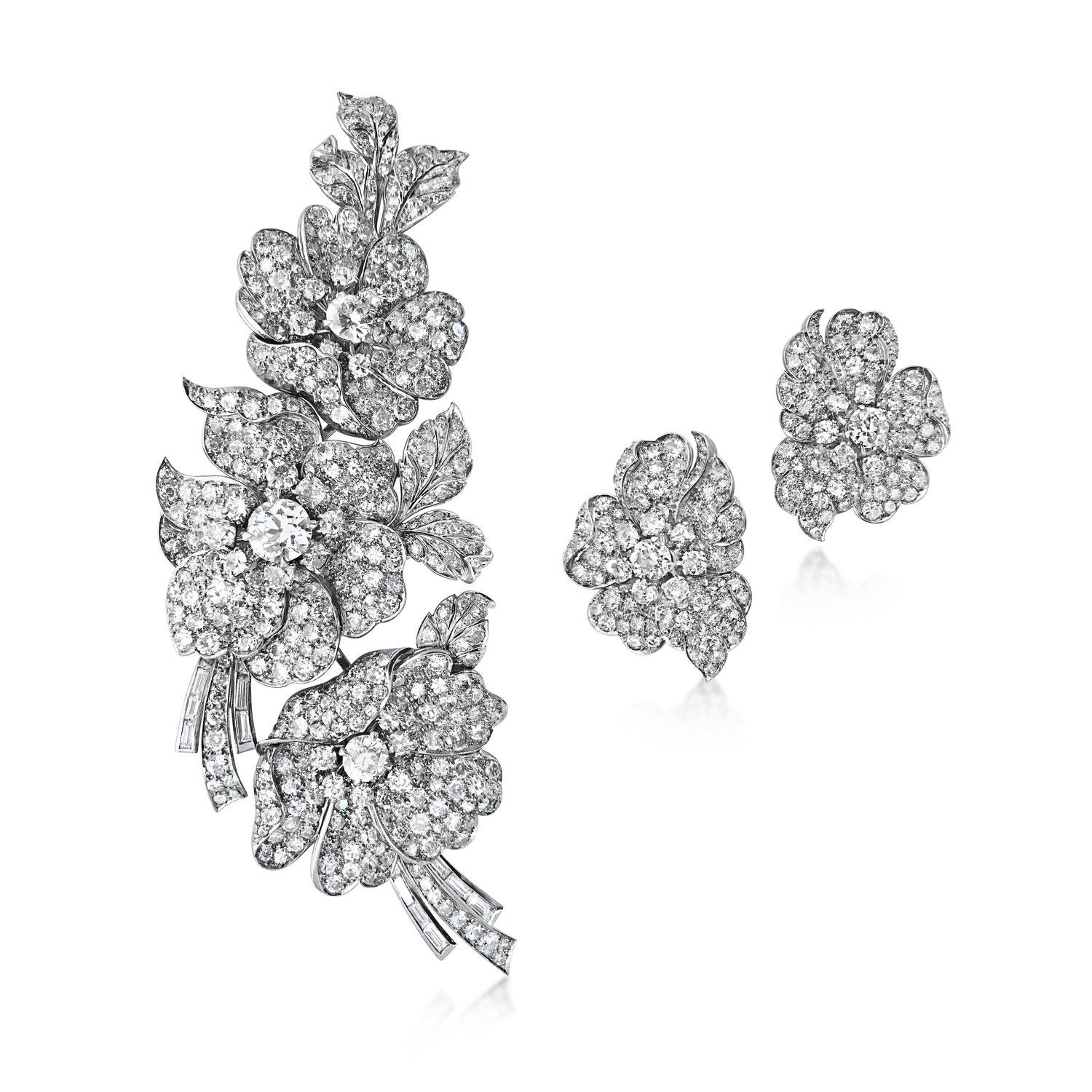 AN IMPRESSIVE RETRO DIAMOND BROOCH AND EARRINGS SET, CIRCA 1950S 