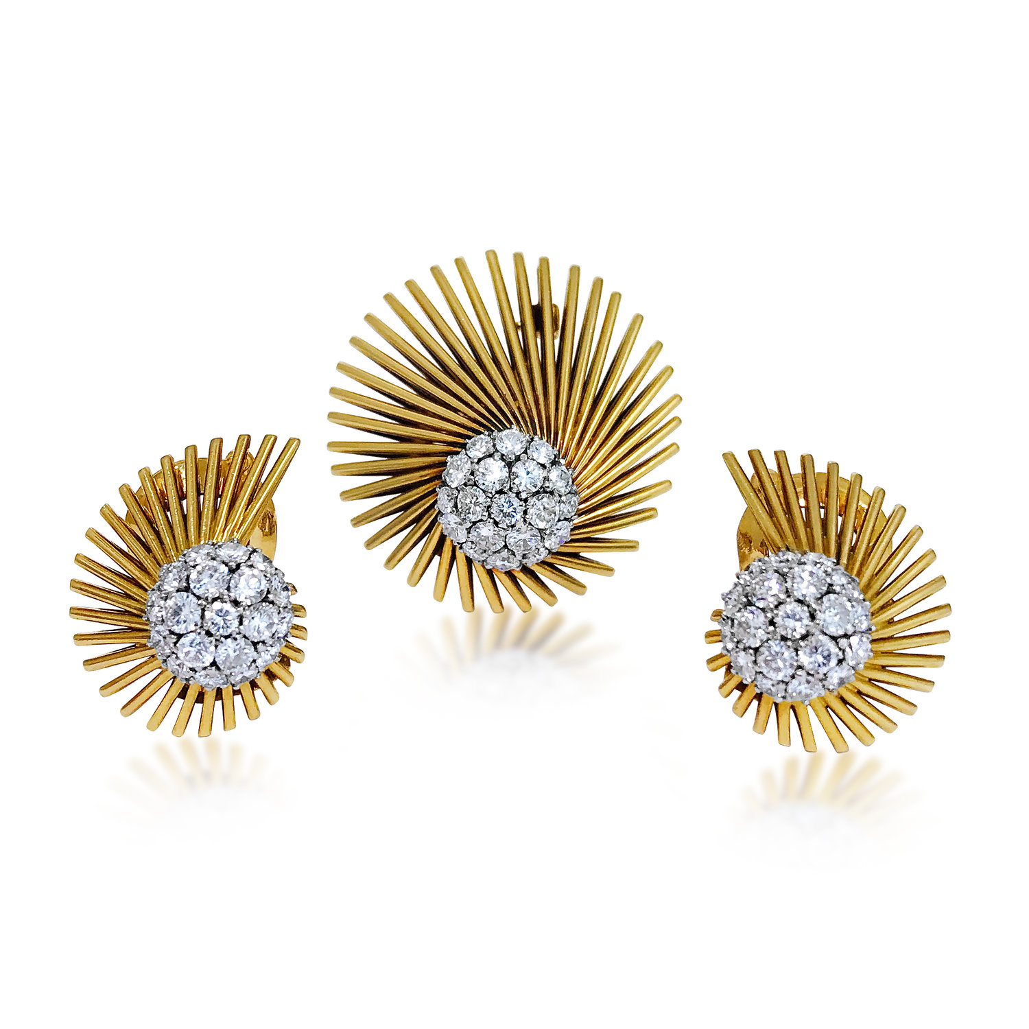 A GOLD AND DIAMOND BROOCH AND EARCLIPS SET, BY VAN CLEEF &amp; ARPELS  