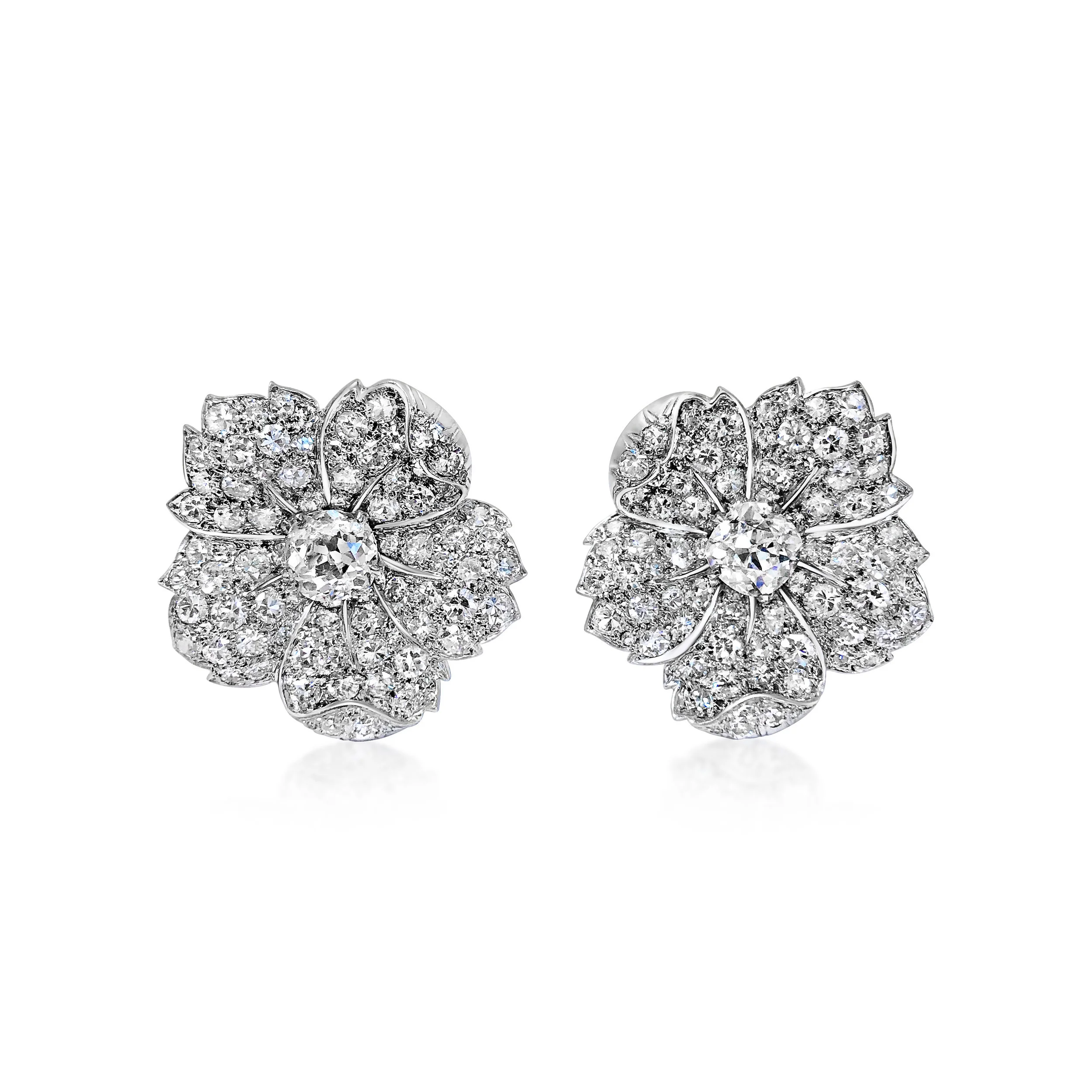 A PAIR OF DIAMOND AND PLATINUM FLOWER EARRINGS  