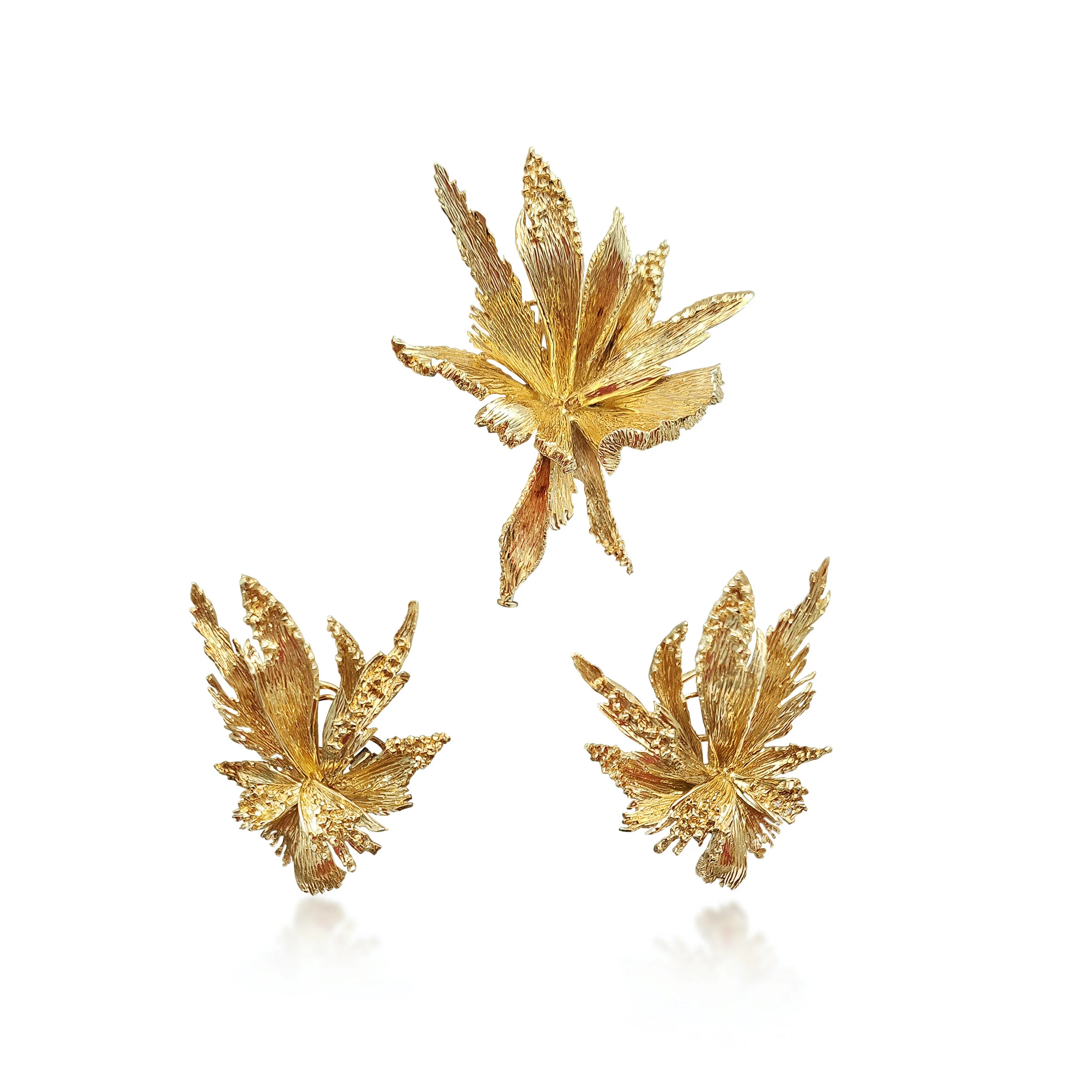 JS037:201102 A GOld Floral Demi Parure by Chaumet .jpg