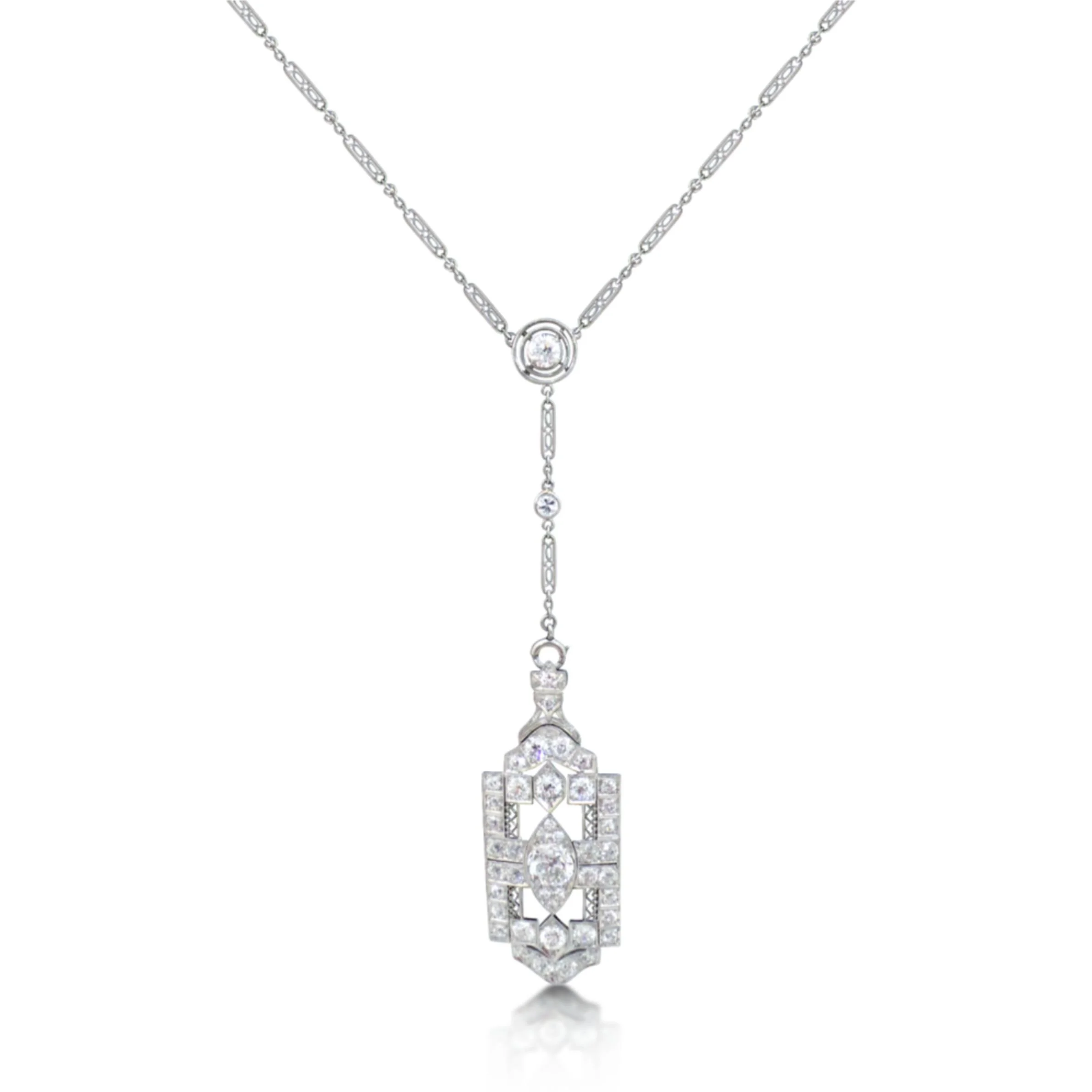 AN ART DECO STYLE DIAMOND PENDANT NECKLACE