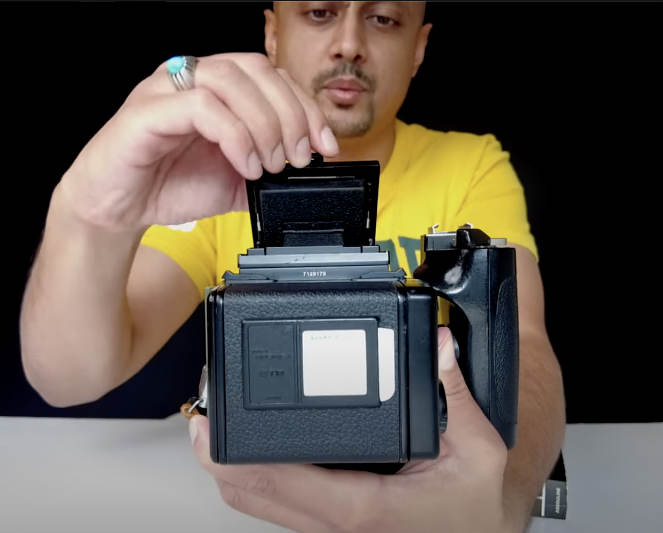 Adjusting the viewfinder on Bronica Zenza ETRS 2.png