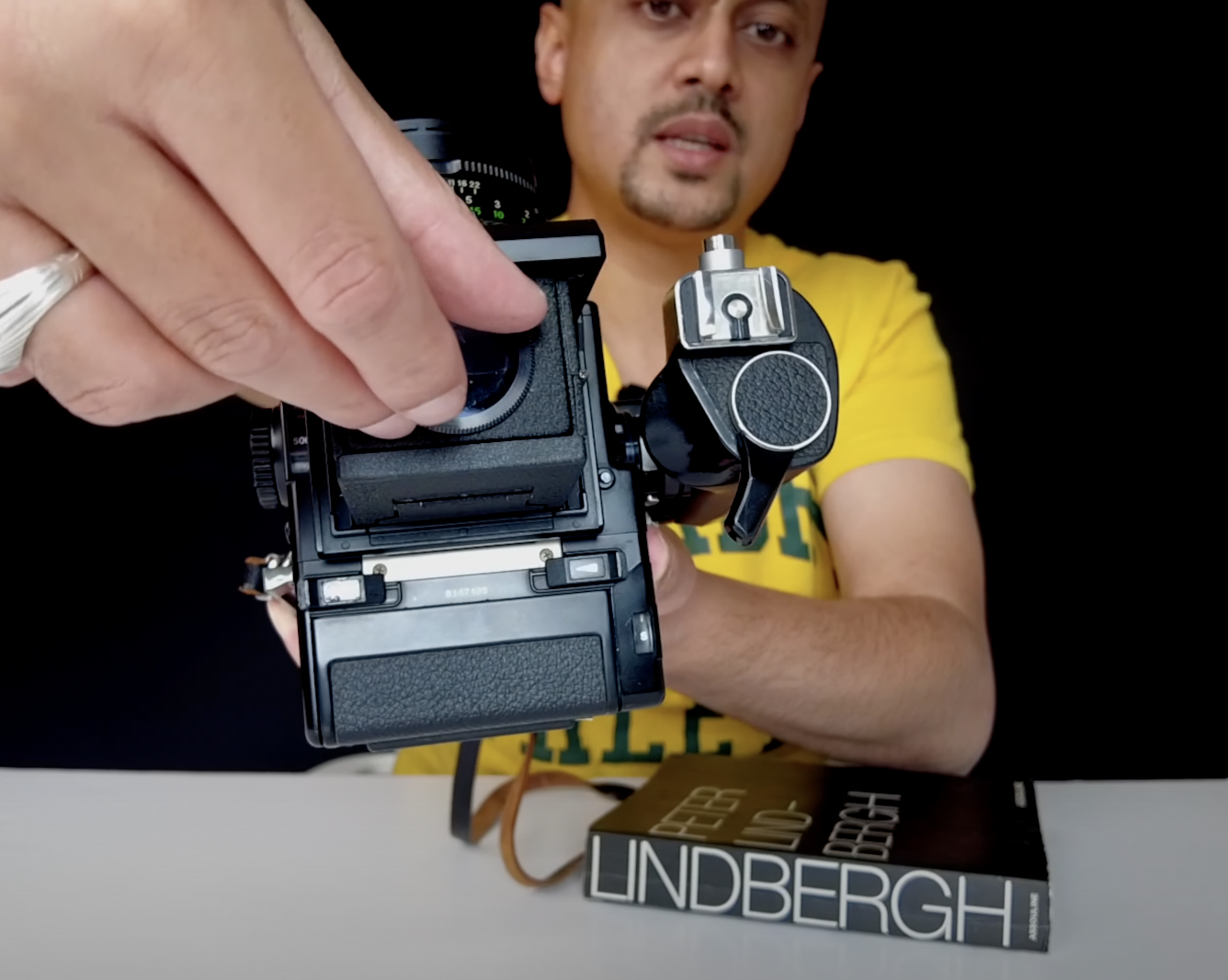Adjusting the viewfinder on Bronica Zenza ETRS 4.png